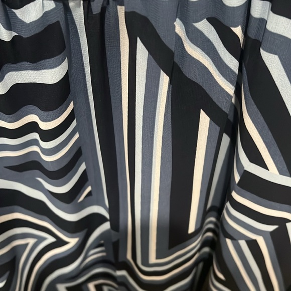 Calvin Klein blouse extremely flattering - Picture 4 of 5